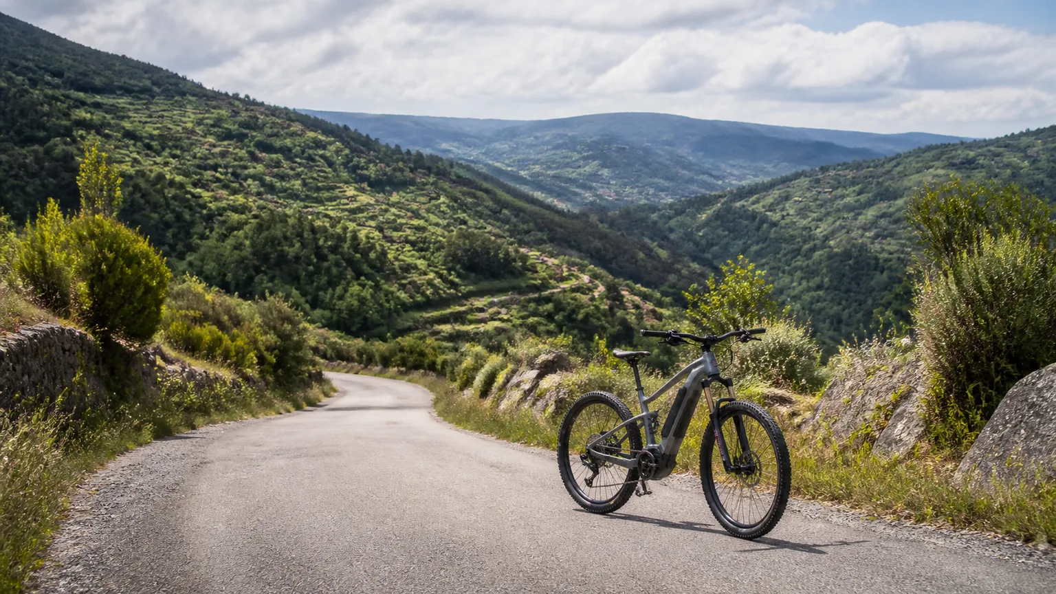 Bicicleta elétrica numa estrada de montanha em Portugal